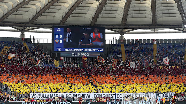La coreografia dei tifosi della Roma nel derby